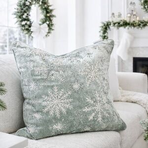 ❄️Sparkling Snowflake ❄️ Gorgeous, soft & plump sparkling ✨ pillow! NWT!